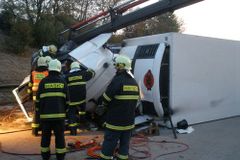 Nehoda kamionu hodiny blokovala R10 u Mladé Boleslavi