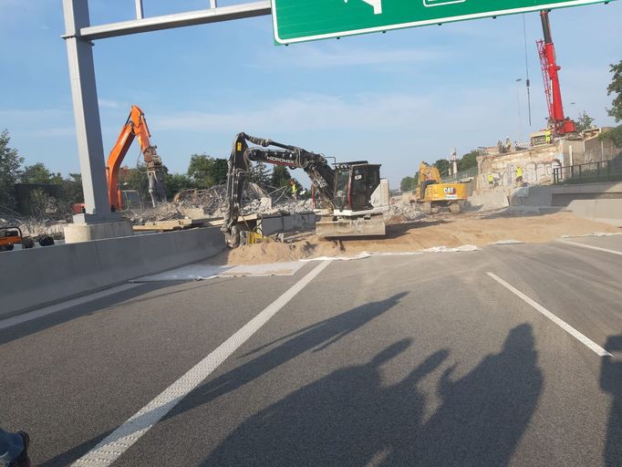 Demolice mostu na dálnici D11 nabírá už druhý den zpoždění. Na místě dál pokračují odklízecí práce.