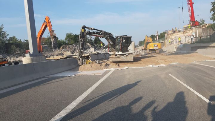 Dálnice D11 je po demolici mostu stále uzavřená, ministerstvo hledá viníka zdržení; Zdroj foto: Twitter Technické správy komunikací