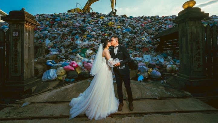 Měla tolik práce, že nestíhala vynášet odpadky. Na Tchaj-wanu to má neobvyklý průběh; Zdroj foto: AFP / Owen Kang / Profimedia.cz
