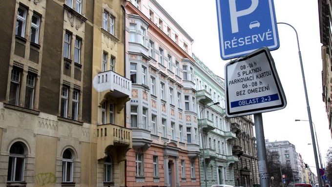 Díky odstranění podmínky proslunění by v Praze znovu mohly začít vznikat blokové zástavby jako v Dejvicích či Vinohradech. Obyvatelé sídlišť se ale obávají, že jim developeři za okny postaví věžáky.