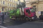Pod čisticím vozem se v Praze propadla vozovka, auto musel vyprostit jeřáb