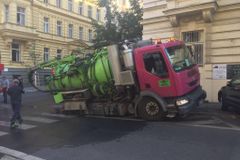 Pod čisticím vozem se v Praze propadla vozovka, auto musel vyprostit jeřáb