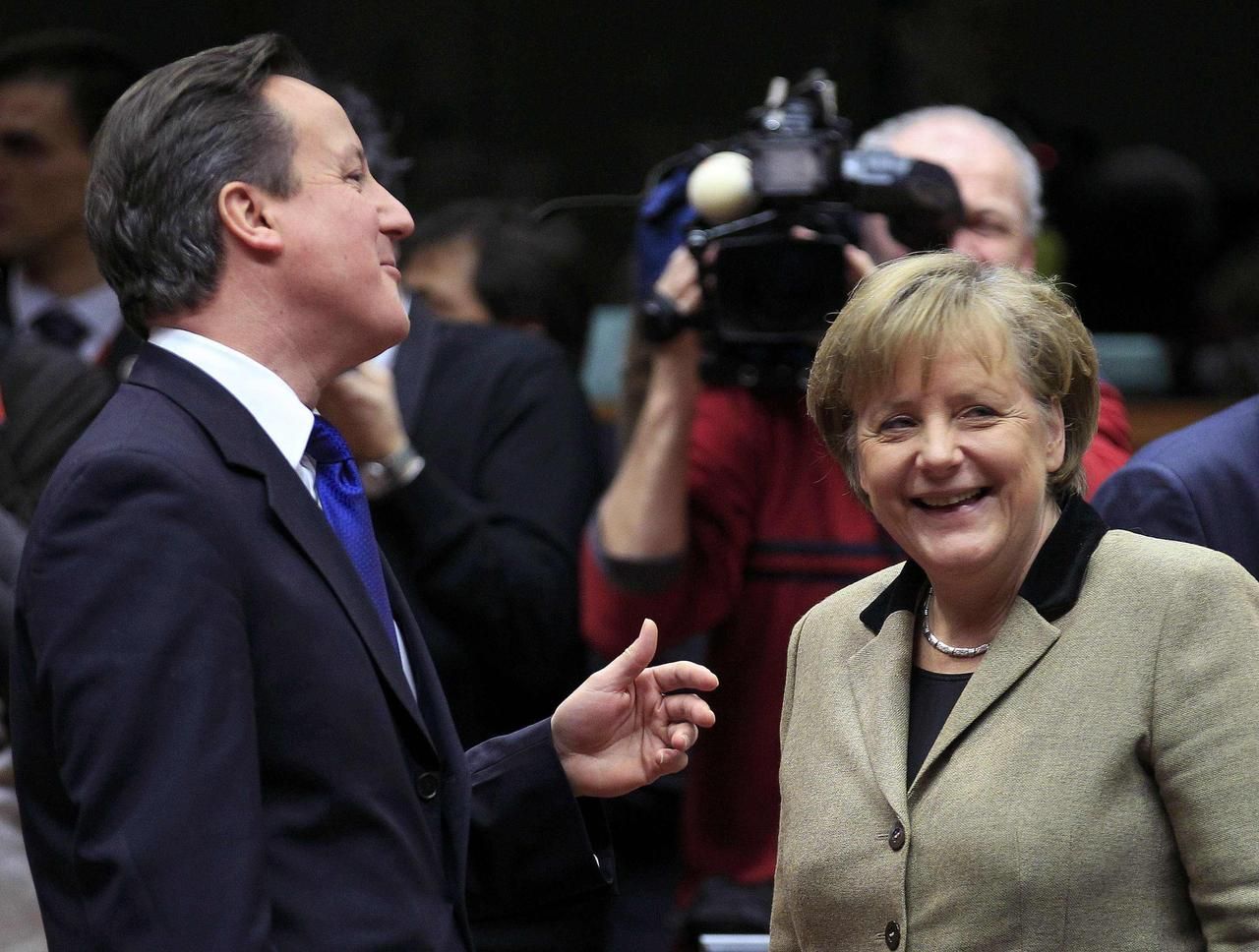 Cameron s Merkelovou na summitu v Bruselu