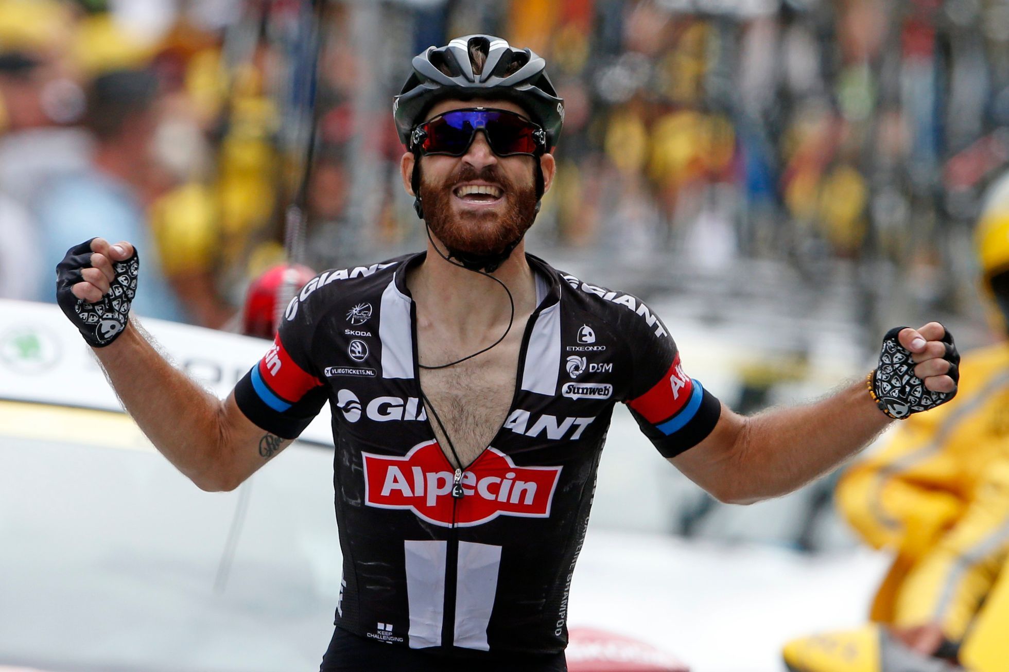 Simon Geschke se raduje z vítězství v 17. etapě Tour de France 2015
