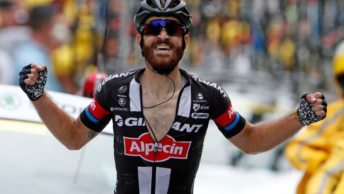 Simon Geschke se raduje z vítězství v 17. etapě Tour de France 2015