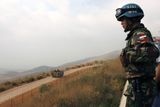 Indonéský příslušník mezinárodních sil OSN pozoruje ze svého stanoviště izraelské vojáky.