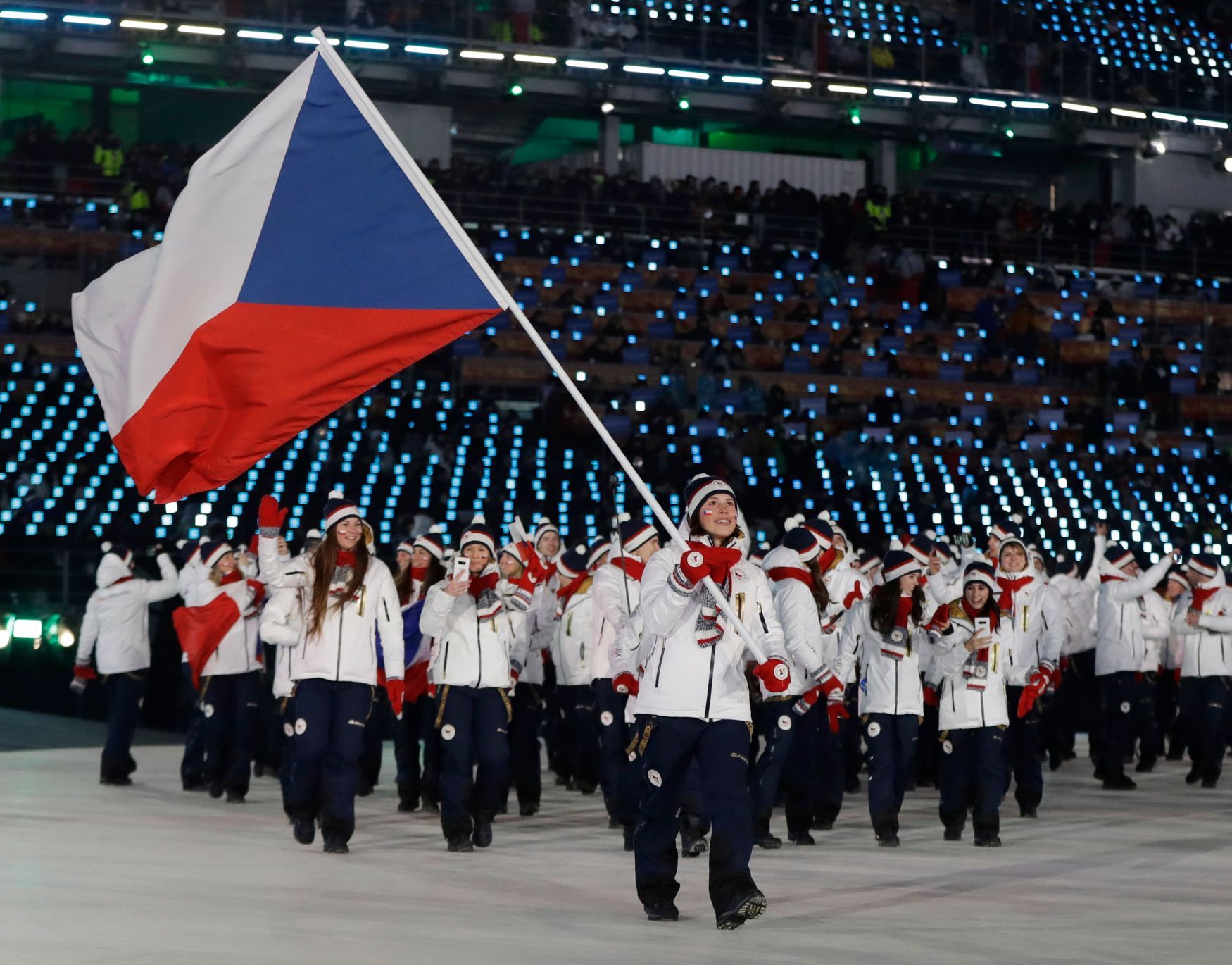 Česká výprava na zahájení olympijských her 2018 (vlajkonoška Eva Samková)