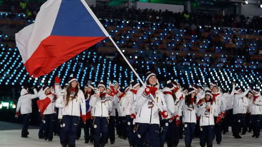 Česká výprava na zahájení olympijských her 2018 (vlajkonoška Eva Samková)