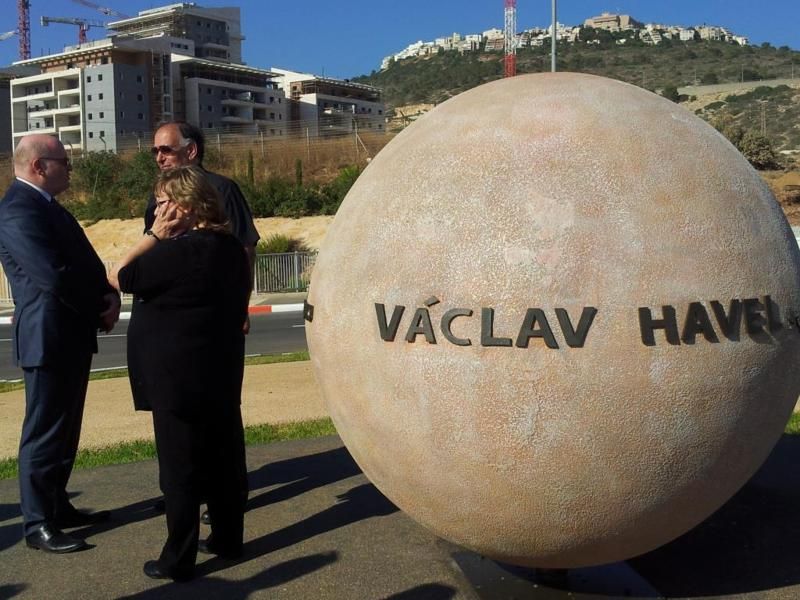 Pomník na náměstí Václava Havla v Izraeli