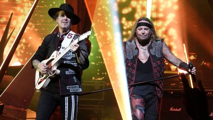 Na snímku z březnového vystoupení Mötley Crüe jsou kytarista John 5 alias John William Lowery a zpěvák Vince Neil.