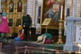 Fotografie z provokativního představení, které některé členky kapely Pussy Riot odehrály v katedrále Krista Spasitele v Moskvě. V "punkové modlitbě" žádaly Bohorodičku o vyhnání prezidenta Putina.