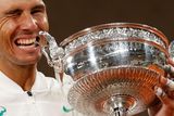 Nadal získal neuvěřitelnou třináctou trofej z pařížského grandslamu. S celkovými dvaceti grandslamovými tituly vyrovnal bilanci Rogera Federera a mohl se s chutí zakousnout do slavného Poháru mušketýrů.