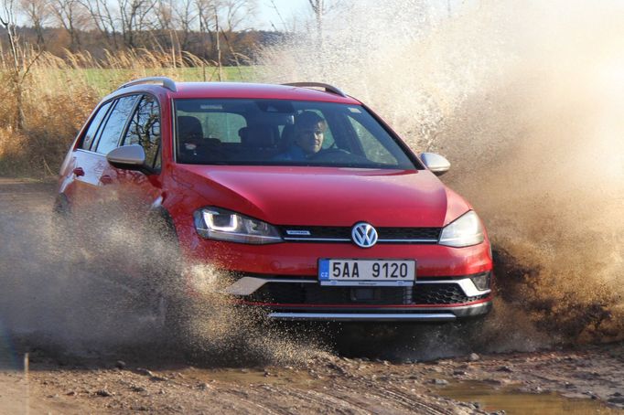 Volkswagen Golf Alltrack potěší jízdními vlastnostmi na polních cestách.