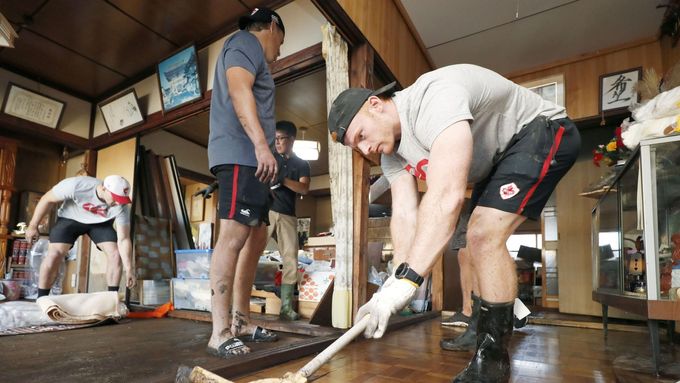 Kanadští ragbisté uklízejí škody po tajfunu Hagibis.