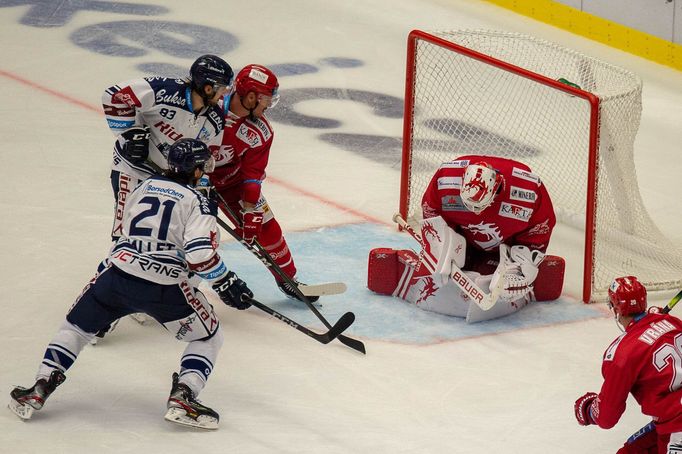 33. kolo hokejové Tipsport extraligy, Vítkovice - Třinec: Třinecký brankář Patrik Bartošák zasahuje proti vítkovické šanci.