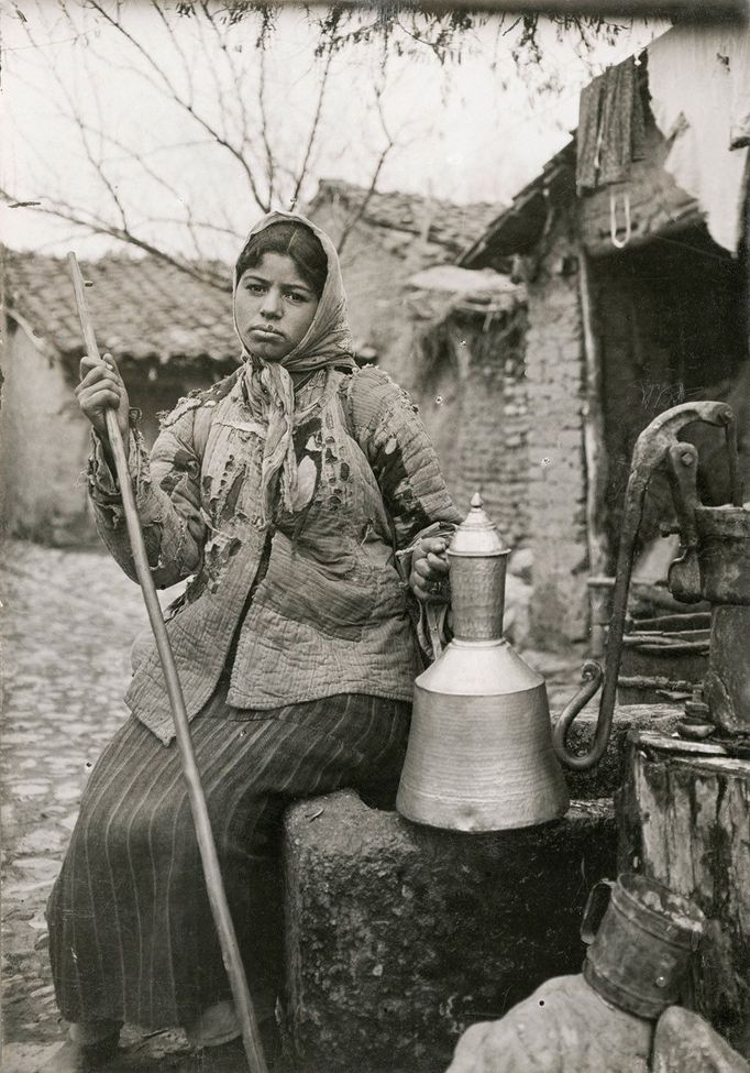 Mladá pastevkyně se zajímavě vytvarovanou nádobou na vodu, 1915-18.