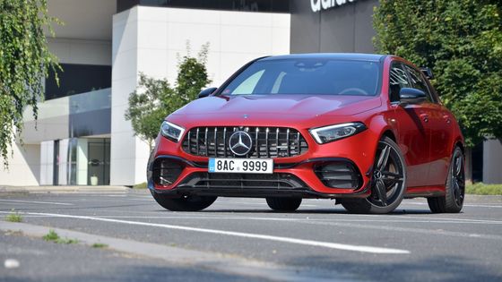 Jestli spalovací motory skončí, ať skončí takhle. Test ostrého Mercedesu-AMG A 45 S