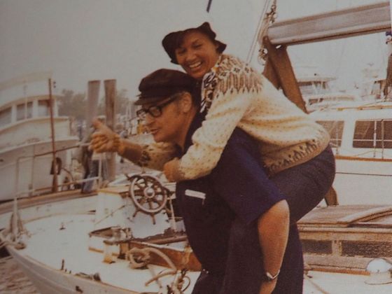 Ájá Vrzáňová se svým manželem Pavlem Steindlerem na jejich oblíbeném místě - v přístavišti u vlastní lodi.