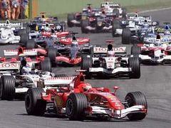 Michael Schumacher s Ferrari v čele krátce po startu Velké ceny San Marina.