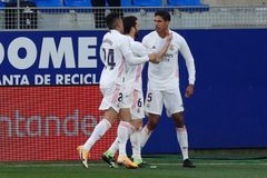 Varane dvěma góly zachránil Realu výhru proti poslední Huesce