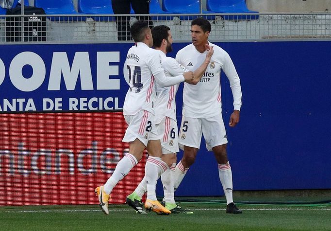 Raphael Varane se spoluhráči slaví branku