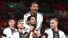 Ilkay Gündogan (21) a Leroy Sané (nad ním) oslavují gól německé reprezentace