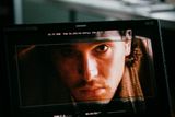 Na snímku z natáčení filmu je Kit Harington známý jako Jon Sníh ze seriálu HBO Hra o trůny.