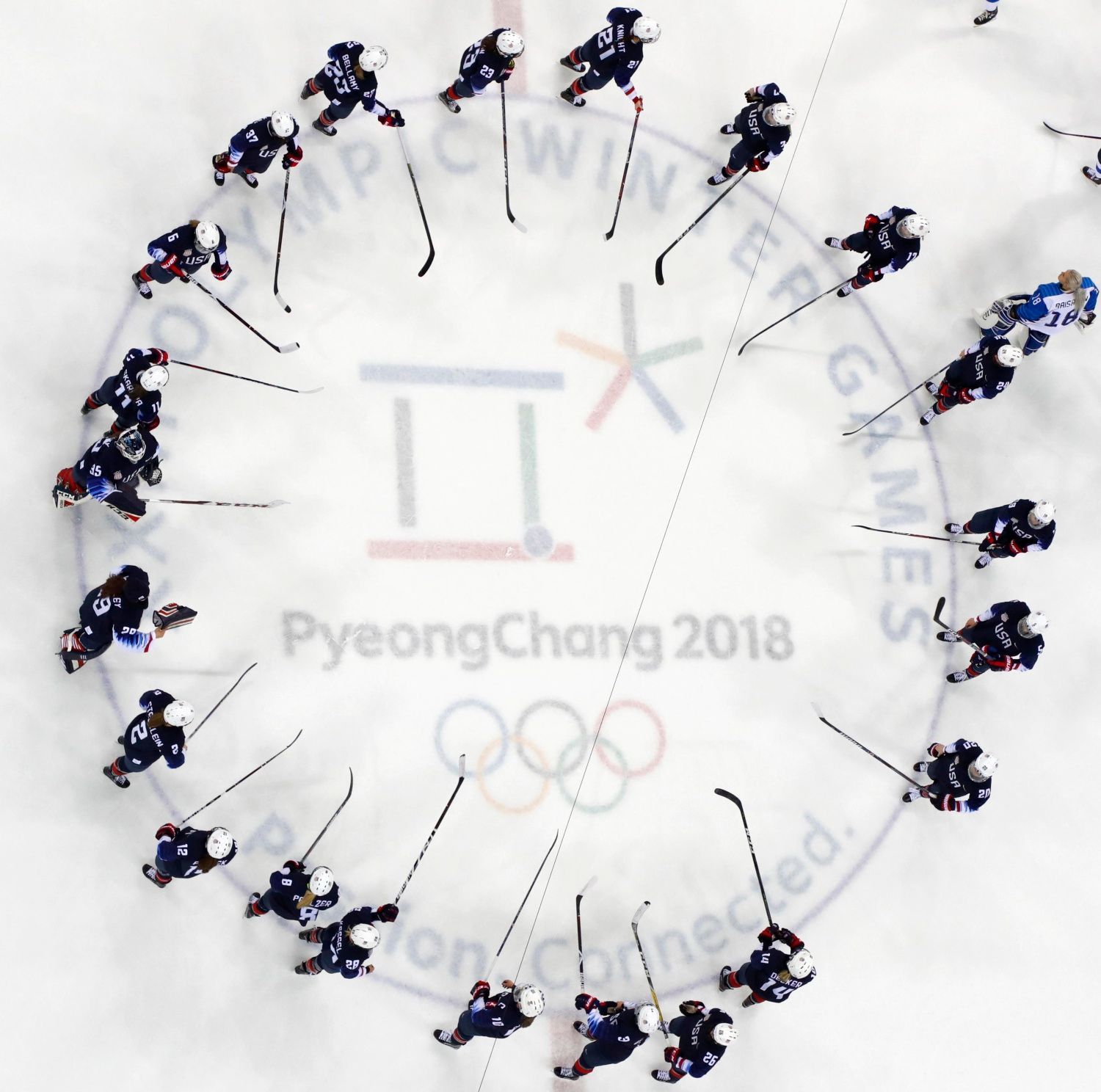 Americké hokejisty slaví postup do finále olympijského turnaje 2018