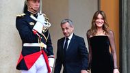 Nicolas Sarkozy, třináct let poté, co opustil úřad, se brzy stane prvním bývalým francouzským prezidentem, který nastoupí do vězení poté, co dostal pětiletý nepodmíněný trest za zločinné spiknutí (na snímku s manželkou Carlou Bruniovou, bývalou modelkou a zpěvačkou).