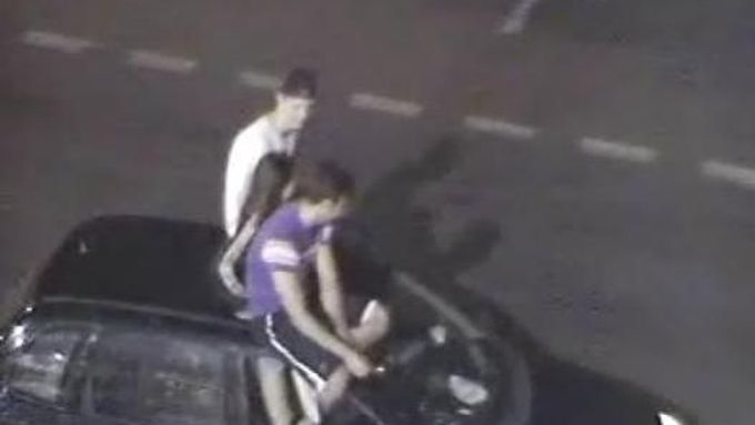 Na prostoru za hobbymarketem v Brně jezdilo vozidlo, jehož osádka seděla na střeše a auto řídil mladík pomocí nohou.