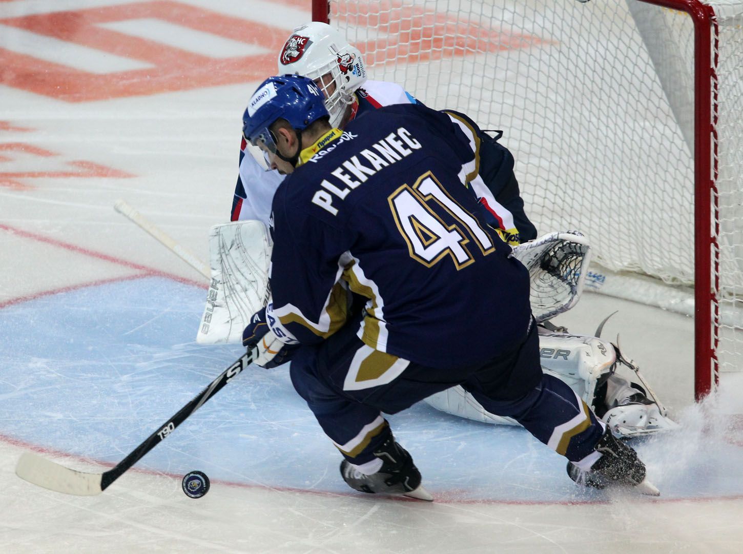 Hokejista Kladna Tomáš Plekanec v šanci před brankářem Martinem Růžičkou v 5. kole Tipsport extraligy 2012/13 s Pardubicemi.
