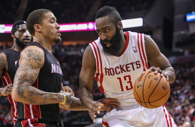 James Harden a Michael Beasley v zápase Houston - Miami