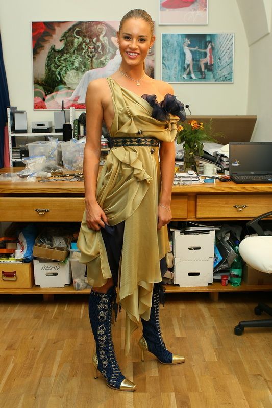 Zuzana Jandová v ateliéru Josefa Klíra