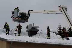 Riziko lavin v Rakousku klesá, sníh ale zasypal několik silnic