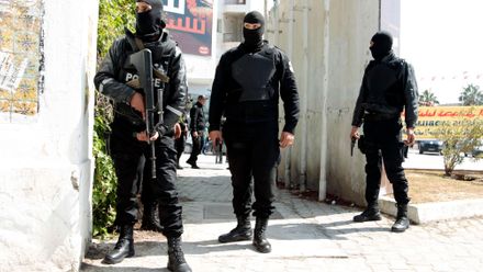 V Tunisu vraždili tři teroristé. Jeden je stále na útěku