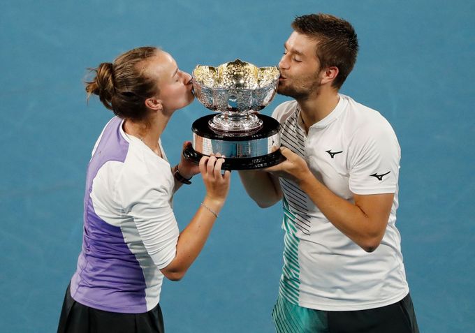 Barbora Krejčíková slaví s Nikolou Mektičem titul z mixu na Australian Open.