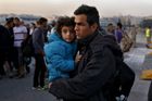 Řekové chystají Atény na turistickou sezónu. Uprchlíky z centra přesouvají do táborů na okraji města