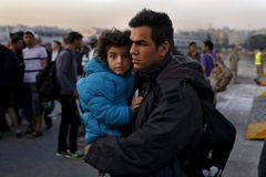 Řekové chystají Atény na turistickou sezónu. Uprchlíky z centra přesouvají do táborů na okraji města