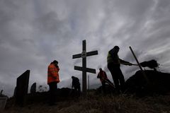 Ruský velitel nařídil masakr na ukrajinské smuteční hostině. Už je sám po smrti