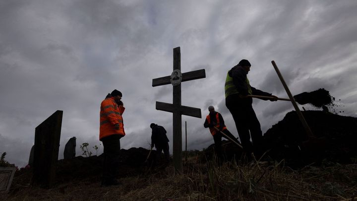 Ruský velitel nařídil masakr na ukrajinské smuteční hostině. Už je sám po smrti; Zdroj foto: Reuters