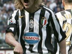 Pavel Nedvěd z Juventusu se raduje ze svého gólu proti Palermu.
