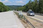 Zatímco se v obou směrech jezdí v opačném pásu, na rekonstruované straně vysychá beton.