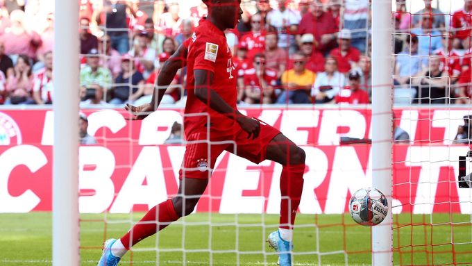 Alphonso Davies střílí šestý gól Bayernu Mnichov