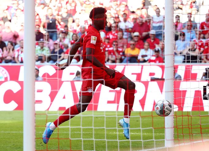 Alphonso Davies střílí šestý gól Bayernu Mnichov