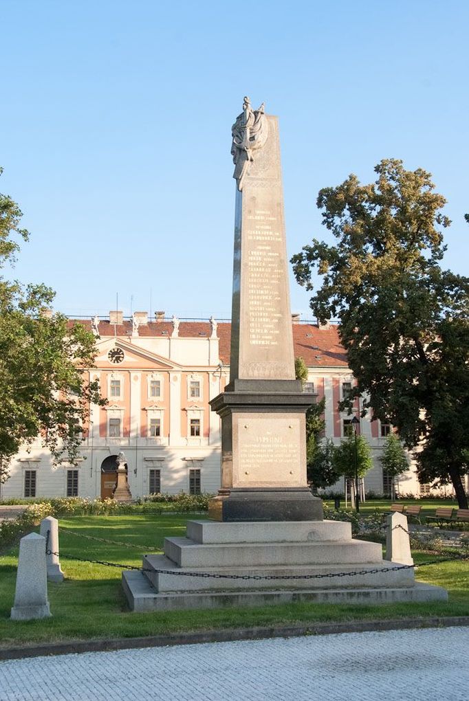 Před Invalidovnou je umístěn sloupový pomník.