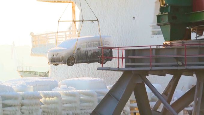 Místo aut nepojízdné rampouchy. Vykládání zmrzlých vozů z lodi ve Vladivostoku je atrakcí