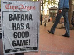 Jihoafričtí fotbaloví fanoušsci si v posledních letech zvykli neočekávat od národního výběru žádné zázraky. Když minulý měsíc "hoši" (Bafana Bafana) porazili v přátelském utkání Paraguay 3:0, tisk se rozplýval blahem