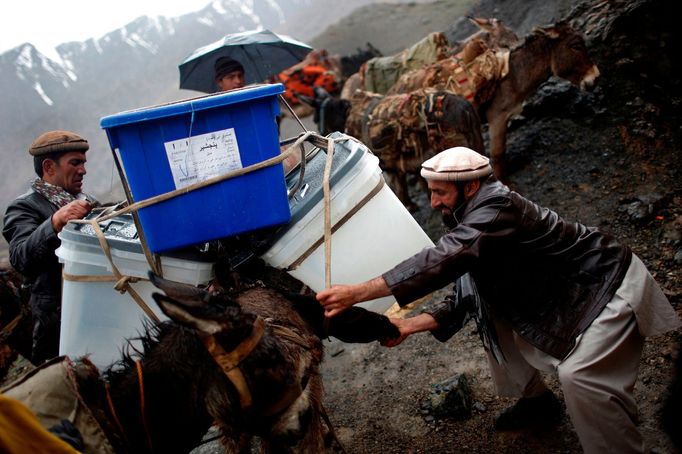 Nakládání volebních lístků před sobotním výběrem nové hlavy státu. Afghánské hlasování provází obavy z násilí rozpoutaného Tálibánem.