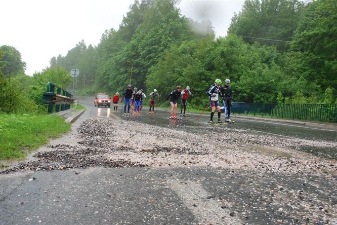 Fotky pořídila čtenářka na silnici II. třídy, číslo 296, v úseku ze Svobody nad Úpou do Pece pod Sněžkou. Kvůli povodním je uzavřená a neprůjezdná Svoboda, zatopené centrum Maršova. "Stav vozovky a viditelnost mi dovolili jet rychlostí max. 25 km/hod. A potkala jsem borce, kteří na zmíněné komunikaci trénovali na kolečkových lyžích," napsala do redakce čtenářka.